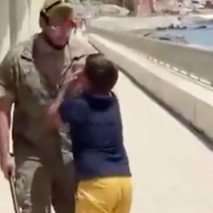 Niño migrante en Ceuta suplica a militar español no ser devuelto a Marruecos | VIDEO