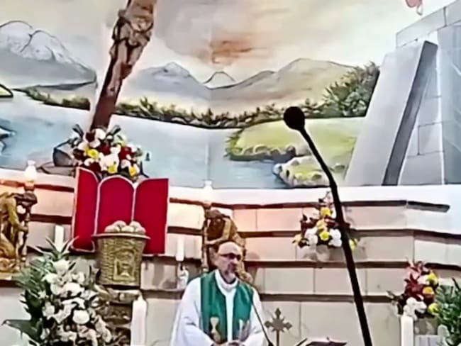 Sacerdote muere en Guayaquil tras caerle una cruz durante misa en vivo