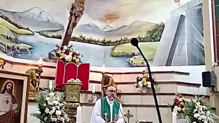 Sacerdote muere en Guayaquil tras caerle una cruz durante misa en vivo