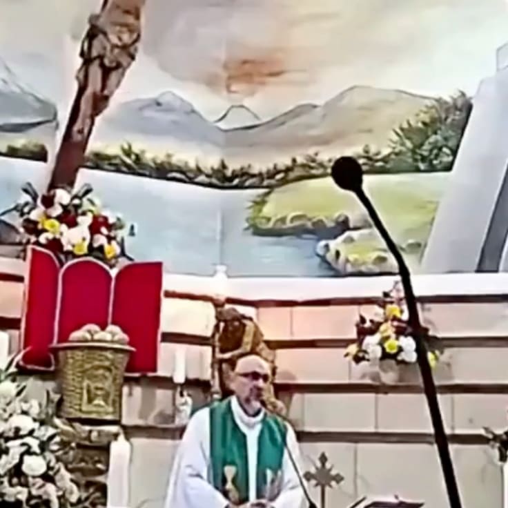 Sacerdote muere en Guayaquil tras caerle una cruz durante misa en vivo