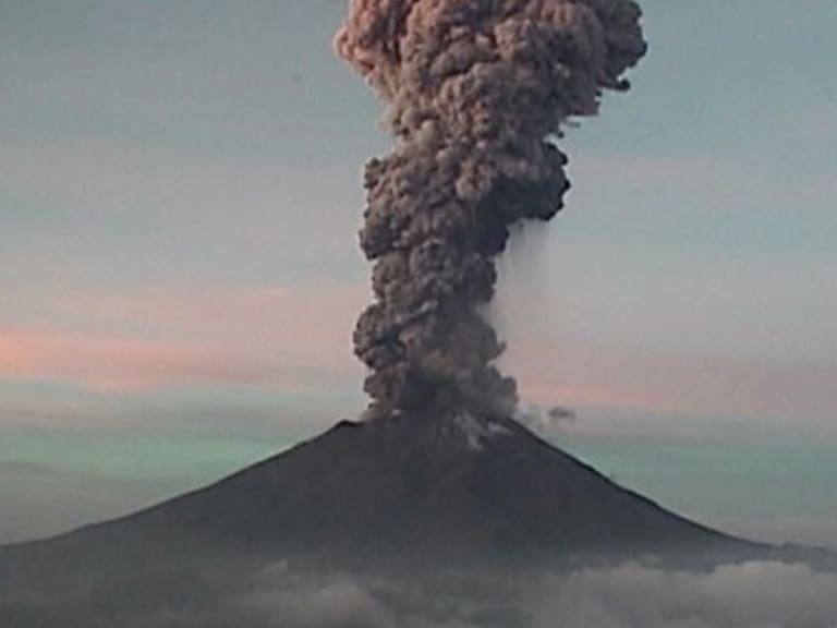El Popocatépetl despierta con fuerte explosión