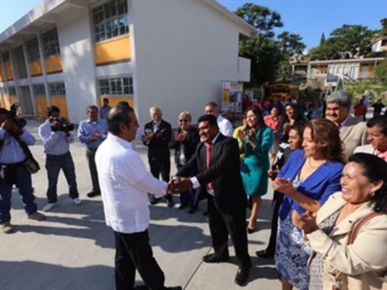Insiste gobernador de Guerrero a evitar descuentos a maestros