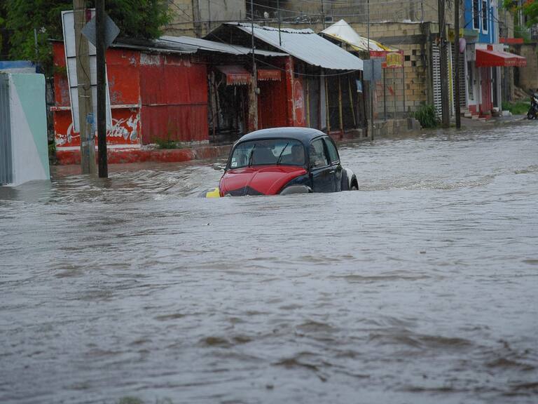 CAMPECHE, CAMPECHE, 18JULIO2024.- La capital campechana se mantiene con intensas lluvias debido a la presencia del Potencial Ciclón Tropical Uno, lo que ha dejado avenidas y colonias inundadas. FOTO: MICHAEL BALAM/CUARTOSCURO.COM