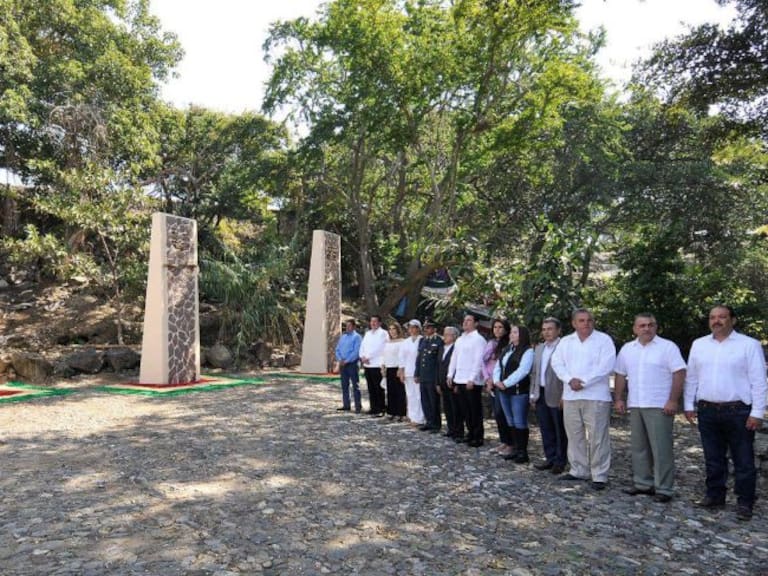 El gobernador y diputados asistieron a honrar el monumento a los insurgentes caídos