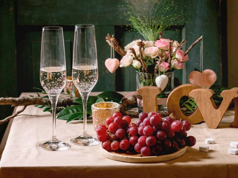 El gato promedio de un festejo del 14 de febrero para los mexicanos podría implicar un gasto de cerca de 10 días de salario.