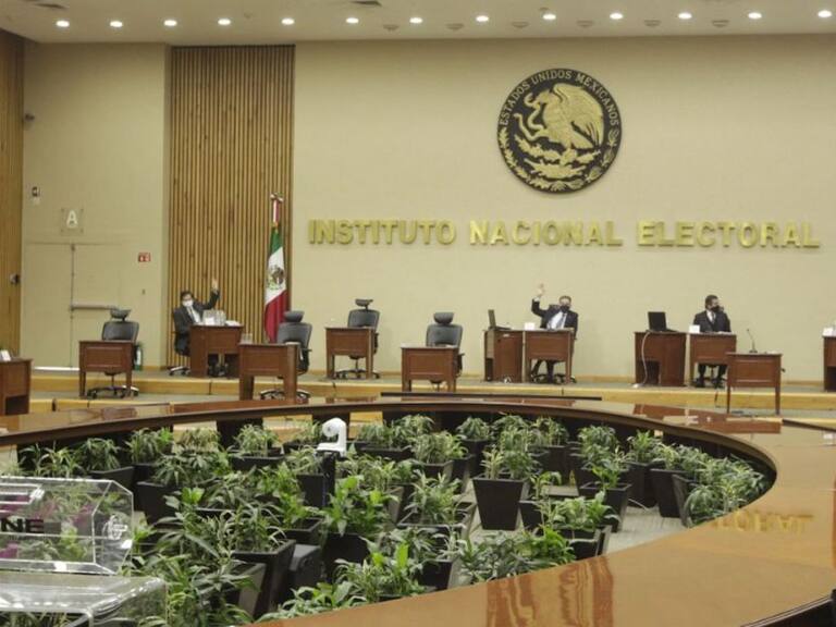 INE prohíbe a AMLO hablar de temas electorales