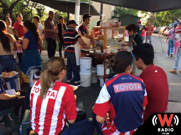 Se regalaron más de 500 tortas a los aficionados de las Chivas