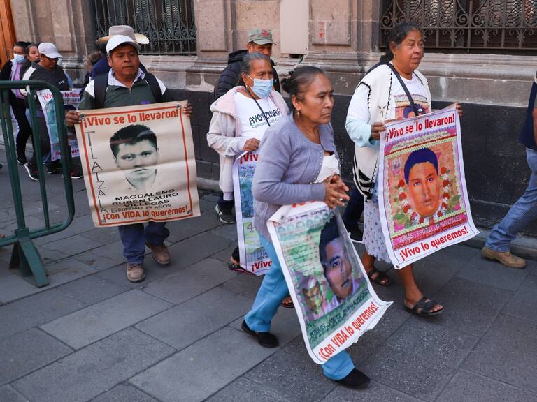 CIUDAD DE MÉXICO, 04DICIEMBRE2024.- Llegada de las madres y padres de los 43 normalistas desaparecidos de Ayotizinapa a Palacio Nacional para reunirse con Claudia Sheinbaum. FOTO: DANIEL AUGUSTO/ CUARTOSCURO.COM