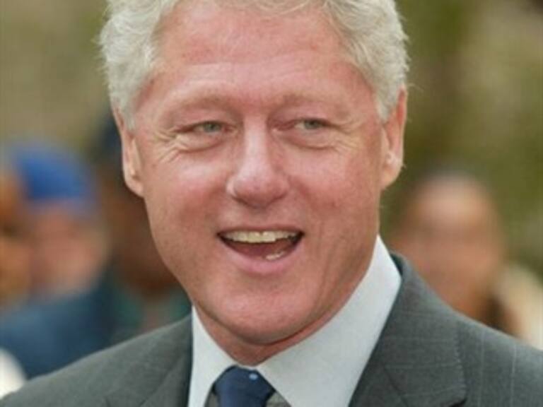 Acusa Clinton a republicanos de fomentar desempleo