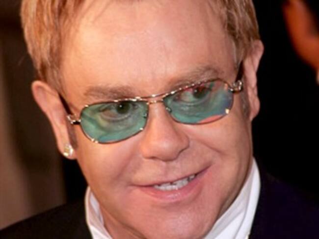 Critica prensa china a Elton John por dedicar concierto a disidente