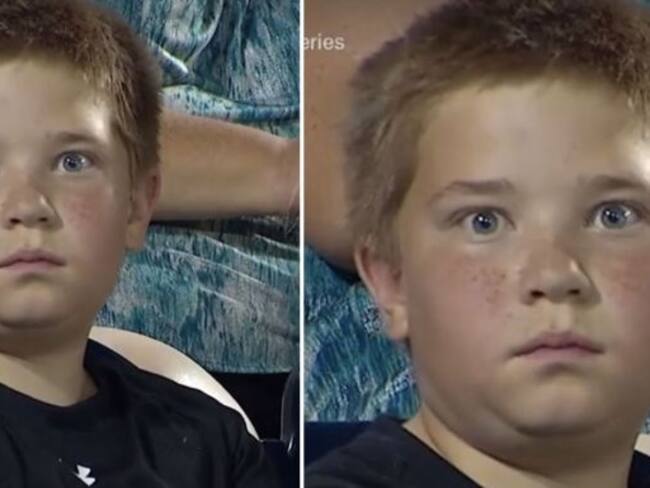 Niño y cámara hacen un intenso duelo de miradas en partido de béisbol