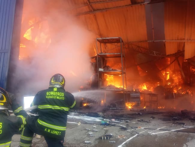 Se registra fuerte incendio en recicladora de PET en Tlalpan