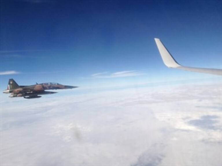Escoltan aviones de la Fuerza Aérea Mexicana avión presidencial