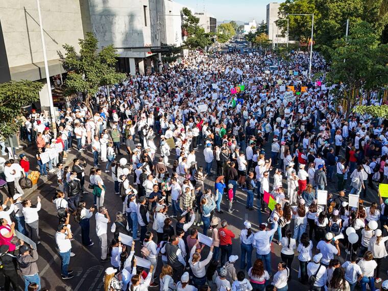 Pobladores en Culiacan salieron a las calles para exigir la renuncia del gobernador