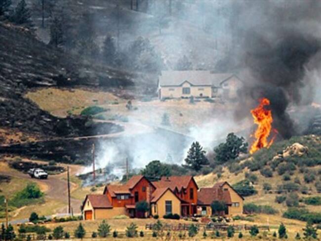 Bomberos combaten rezagos del fuego en Colorado