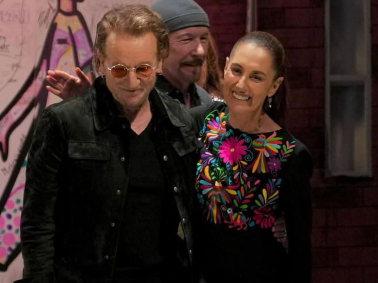 Sheinbaum recibe en Palacio Nacional U2 y jóvenes de la Street Child World Cup rumbo al Mundial. X