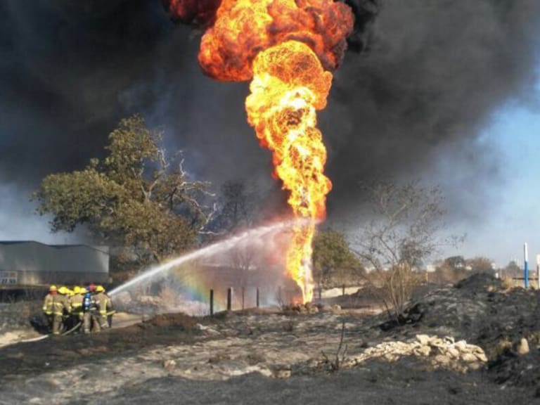 900 mil litros de gasolina se desperdiciaron en incendio de ducto de Pemex