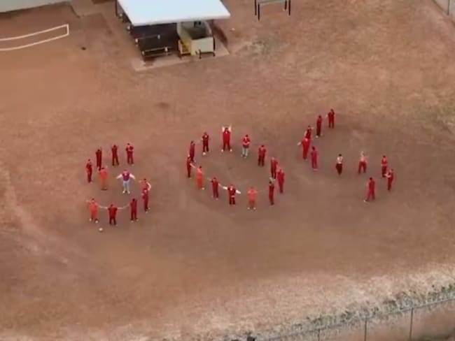 Migrantes detenidos en Texas realizan mensaje de auxilio visible desde el cielo: ‘SOS’