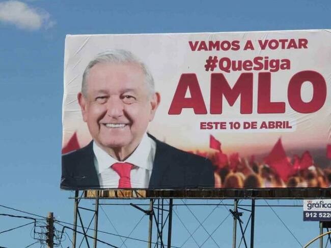 INE ordena retirar espectaculares que promuevan revocación de AMLO