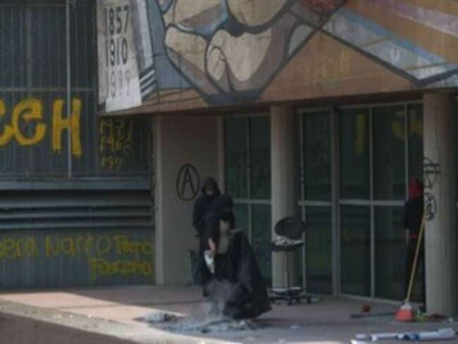 Exhorta Narro a desalojar la rectoría, los encapuchado se niegan