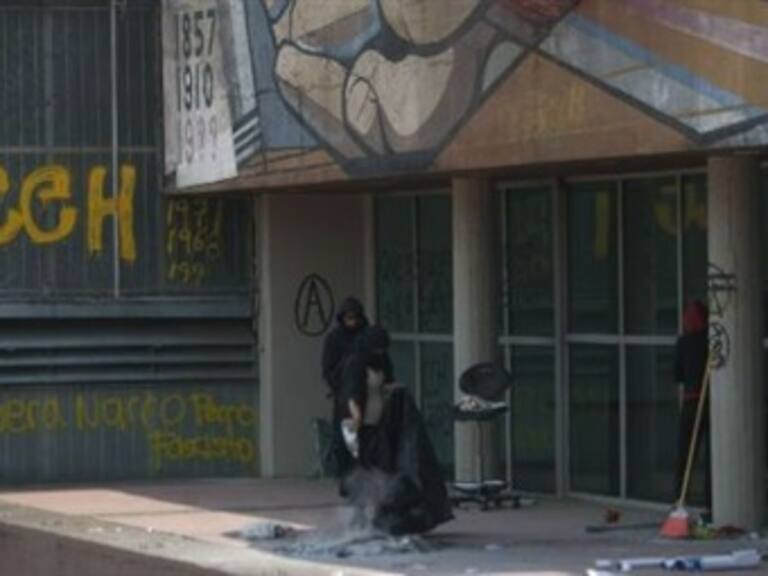 Exhorta Narro a desalojar la rectoría, los encapuchado se niegan