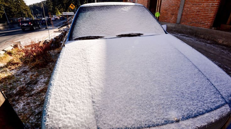 ¿Debo calentar el motor de mi auto antes de conducir en días de invierno?