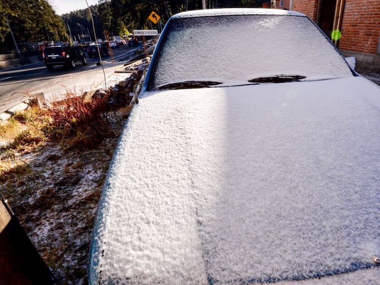 ¿Debo calentar el motor de mi auto antes de conducir en días de invierno?