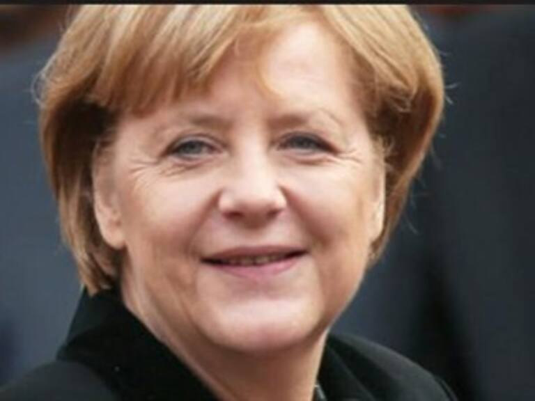 Reanuda Merkel actividades con agenda reducida por fractura