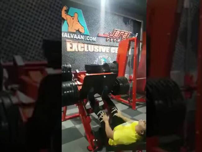 VIDEO: Sufre terrible lesión por levantar demasiado peso