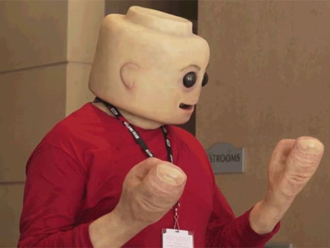 Este hombre LEGO de piel parece salido directamente de una pesadilla
