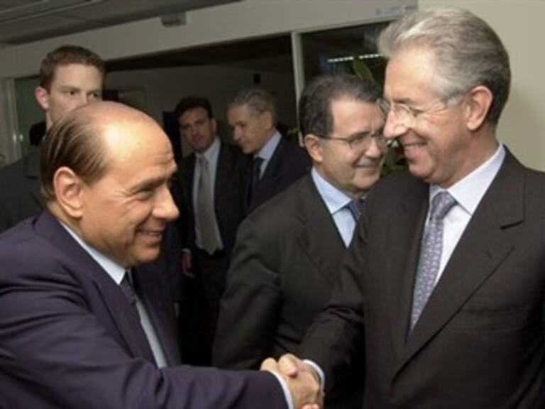 Berlusconi se reúne con Monti en su último día de gobierno