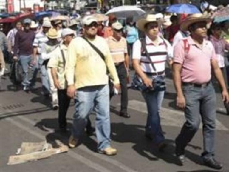 Marchan maestros inconformes hacia Gobernación