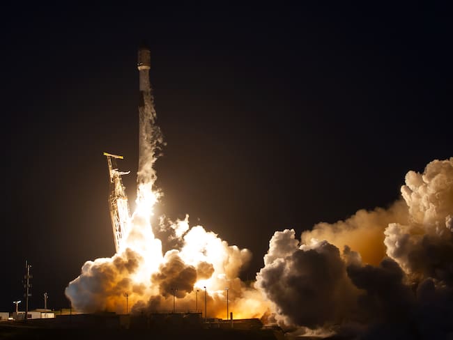 ¡No fue un Ovni! Lanzamiento número 26 del Falcon 9 de SpaceX iluminó el cielo | VIDEO