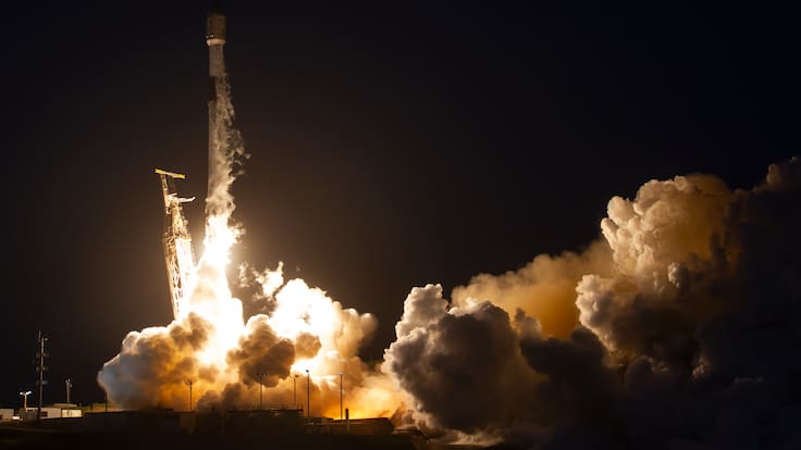 ¡No fue un Ovni! Lanzamiento número 26 del Falcon 9 de SpaceX iluminó el cielo | VIDEO