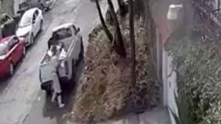 Cámara de seguridad capta a un hombre tirando bolsas con pollo podrido en calles de Tlalpan | VIDEO