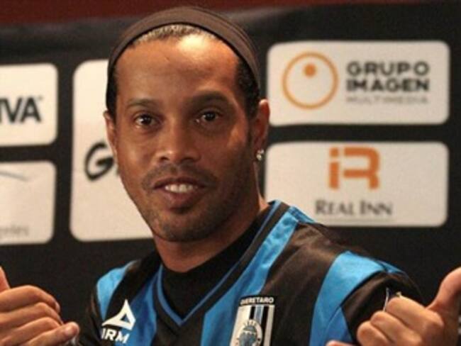 Con desencanto, primera aparición de Ronaldinho en la cancha
