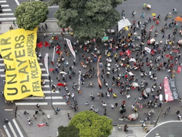 Dejan protestas tres periodistas heridos en Porto Alegre