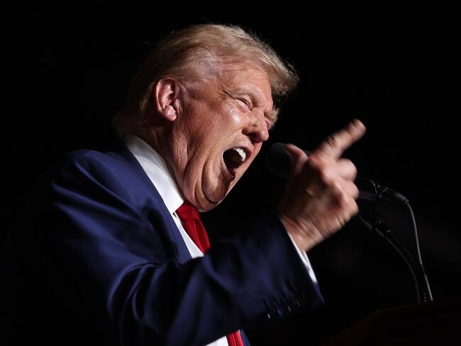 Amenaza Trump con imponer aranceles del 100 % a autos provenientes de México