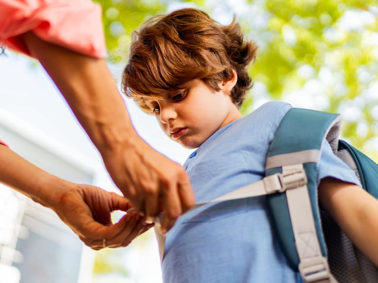 Elegir una mochila escolar adecuada puede ayudar a prevenir molestias físicas y mejorar la distribución del peso durante el regreso a clases SEP 2026. Expertos recomiendan modelos ergonómicos con correas acolchadas y varios compartimentos.