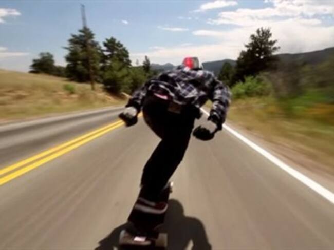 Desciende en patineta a más de 112 km/h