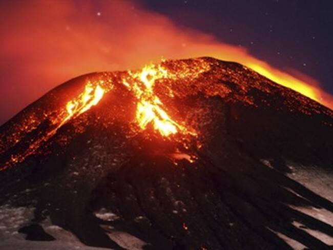 Desalojan a 4 mil personas por actividad volcánica en Chile