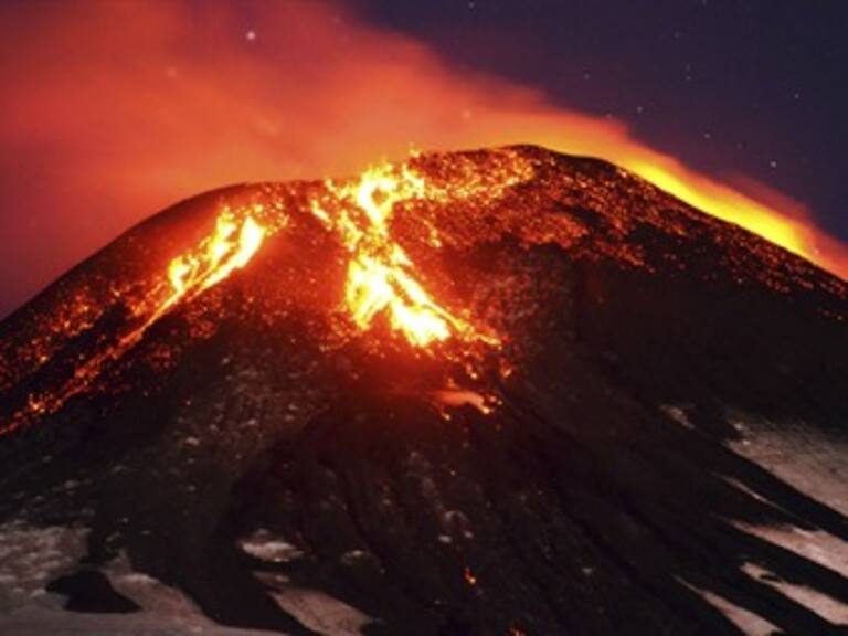 Desalojan a 4 mil personas por actividad volcánica en Chile