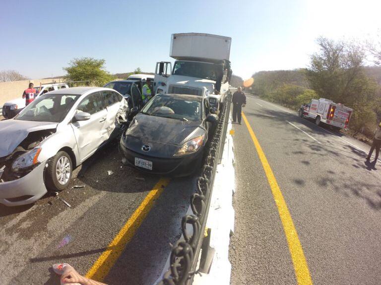 Colapsa autopista a Manzanillo por carambola en Acatlán de Juárez