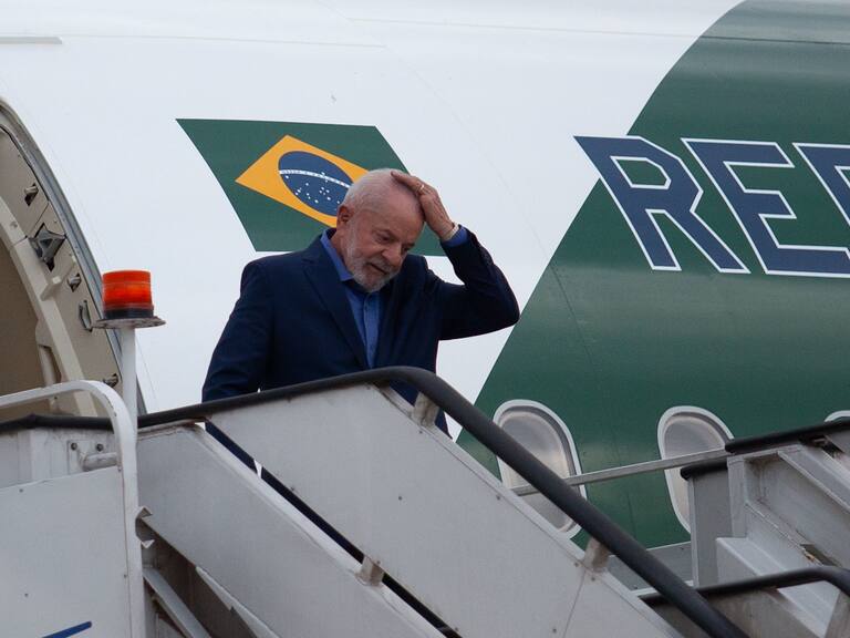 Luiz Inácio Lula da Silva, presidente de Brasil a su llegada al Aeropuerto Internacional Felipe Ángeles (AIFA) donde se espera que asista a la toma de protesta que se llevará a cabo el próximo primero de octubre. Fue recibido por Laura Esquivel. FOTO: ANDREA MURCIA /CUARTOSCURO.COM