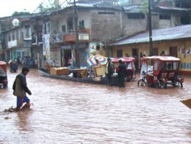 Deja 300 damnificados desborde de río en Perú