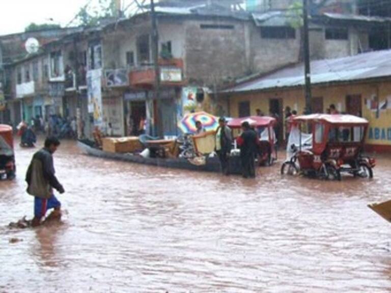 Deja 300 damnificados desborde de río en Perú