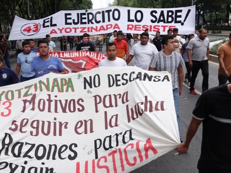 Marcha de familiares del caso Ayotzinapa: piden reunión con AMLO