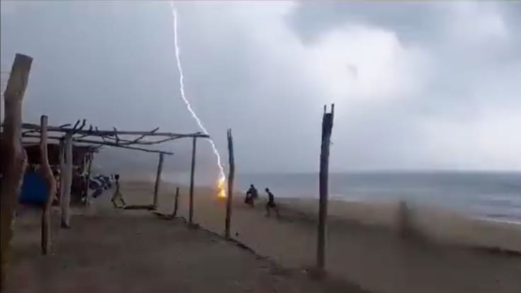 VIDEO | Rayo golpea a dos personas en playas de Aquila, Michoacán