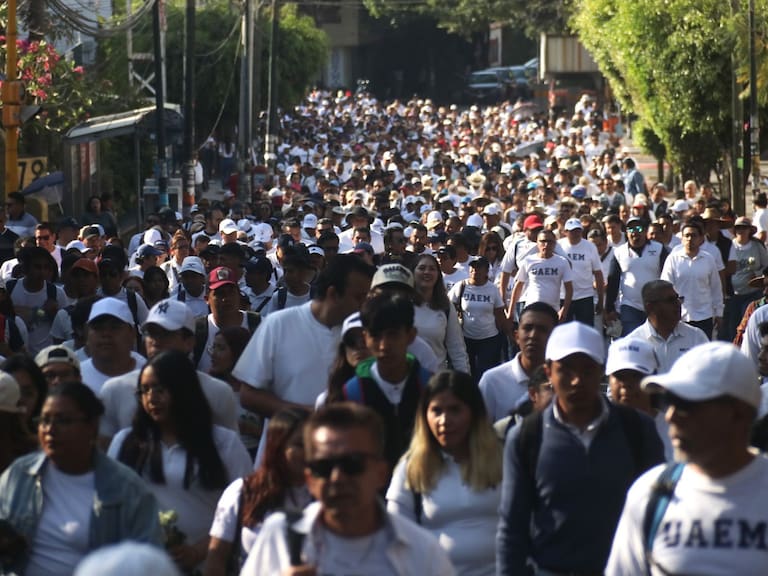 Alumnos y personal UAEM marcharon en el Centro Histórico de Cuernavaca para exigir el esclarecimiento de la desaparición y posible feminicidio de Kimberly Joselin Ramos Beltrán.