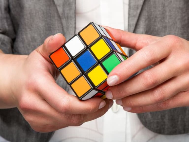 [Video] Adolescente resuelve el Cubo de Rubik en 4 segundos y bate nuevo récord